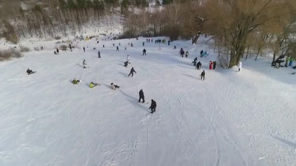 Αεροφωτογραφία του snowboarders και σκιέρ συρόμενη κάτω τη χιονισμένη πλαγιά — Αρχείο Βίντεο