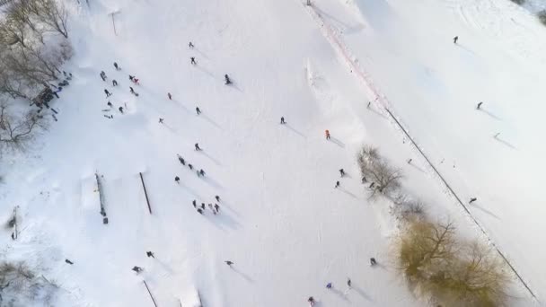 Antenowe ludzi, snowboard, narciarstwo, ciesząc się sporty zimowe na zaśnieżonym stoku — Wideo stockowe