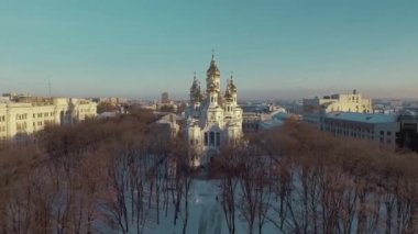 Kharkiv, Ukrayna - 13 Aralık 2016: Hava, Zhon Myronosyts Kilisesi, karla kaplı Şehir Parkı