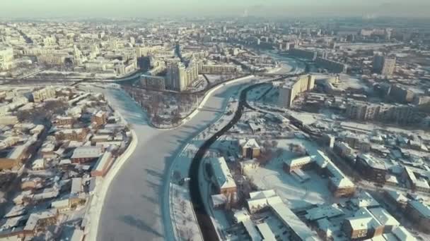 Charkiw, Ukraine. Antenne des Stadtzentrums mit Schnee bedeckt, Flussüberquerung, Winter — Stockvideo