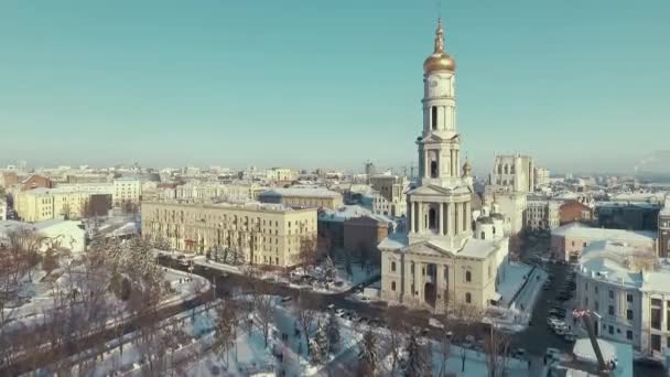 Kharkiv, Ukraine - 13 déc. 2016 : Aérien de paysage urbain couvert de neige, église Uspenkii Sobor — Video