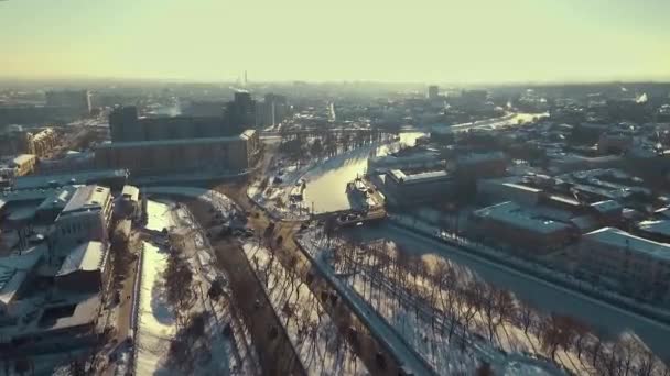 Charkiv, Ukraina - 13 Dec 2016: Antenn av urbana landskapet täckt med snö, Lopan floden i is — Stockvideo