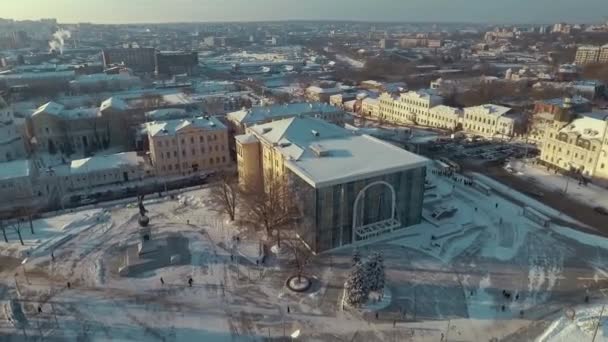 Charkiv, Ukraina - 13 Dec 2016: Aerial of History museum, Constitution Square täckt med snö — Stockvideo