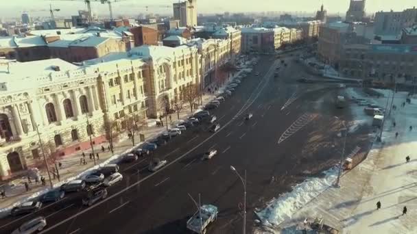 Charkiv, Ukraina - 13 Dec 2016: Antenn av Sumska gatan, Constitution square täckt med snö — Stockvideo