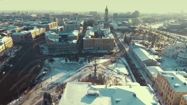 Kharkiv, Ucrania - 13 de diciembre de 2016: Aérea de la Plaza de la Constitución, centro de la ciudad cubierto de nieve — Vídeos de Stock