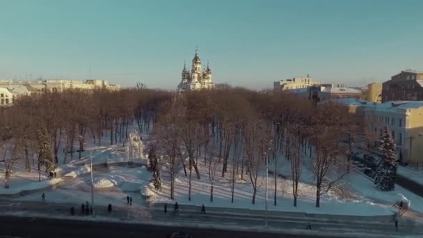 Charków, Ukraina - 13 paź 2016: Antena miejski krajobraz pokryte śniegiem, zamarznięta Myronosyts Kościół — Wideo stockowe