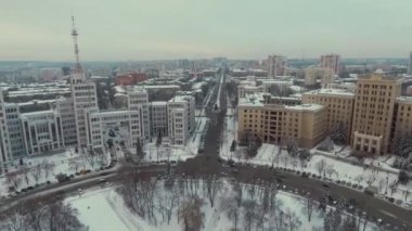 Kharkiv, Ukrayna - 13 Aralık 2016: Hava, Ulusal Üniversitesi ve Derzhprom, karla kaplı şehir