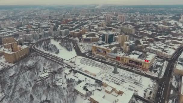 Kharkiv, Ucrania - 13 de diciembre de 2016: Aérea de Maidan Svobody, Plaza de la Libertad cubierta de nieve — Vídeo de stock