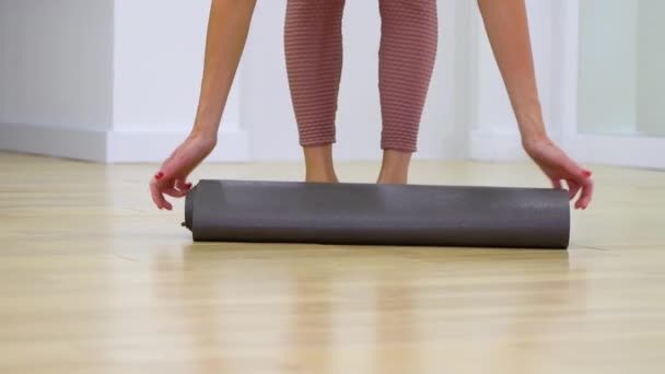 View Young Woman Feet Entering Gym Unrolling Mat Sitting Sports — Stock Video