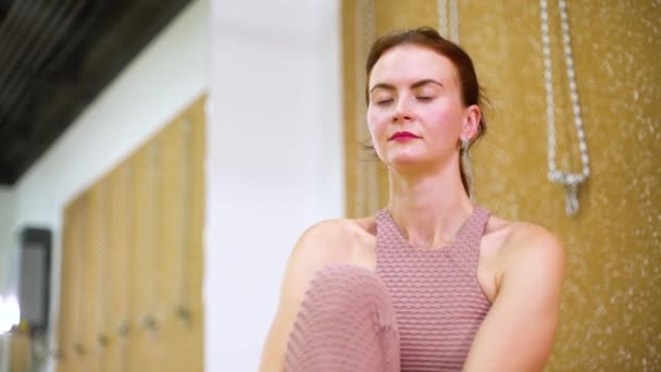 Ung kvinna som stretchar i yogastudion — Stockvideo
