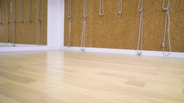 若い女性の足や手のフィットネス スタジオでマットをアンロールのビュー — ストック動画