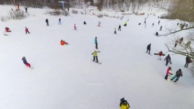 Hava kayakçılar ve karlı yokuş aşağı kayar ve teleferik ile sürme Snowboard düşkünleri