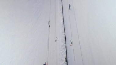 Hava karlı yamaç teleferik ile sürme kayakçı