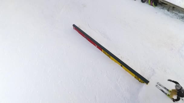 Воздушный лыжник делает трюки на снежном склоне — стоковое видео