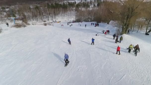 Antenne Von Snowboardern Die Den Verschneiten Hang Hinunterrutschen Extremsport Winteraktivitäten — Stockvideo