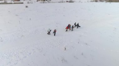 Hava kopya alanı ve boş alan ile karda yürüme cihazları ile snowboard Grubu'nun