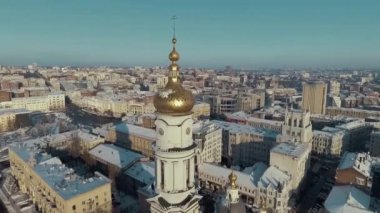Kharkiv, Ukrayna - 13 Aralık 2016: Hava kentsel peyzaj karla, kilise Uspenkii Sobor kaplı