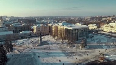 Kharkiv, Ukrayna - 13 Aralık 2016: Hava, Anayasa Meydanı, karla kaplı Tarih Müzesi