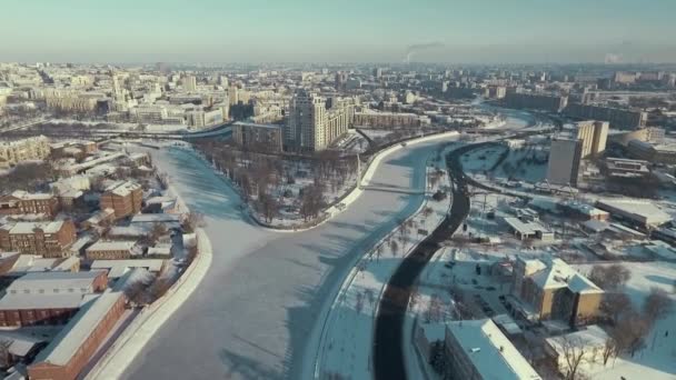 Kharkiv, Ucrania - 13 de diciembre de 2016: Aerial of Strelka park covered with snow, river crossing, winter — Vídeo de stock