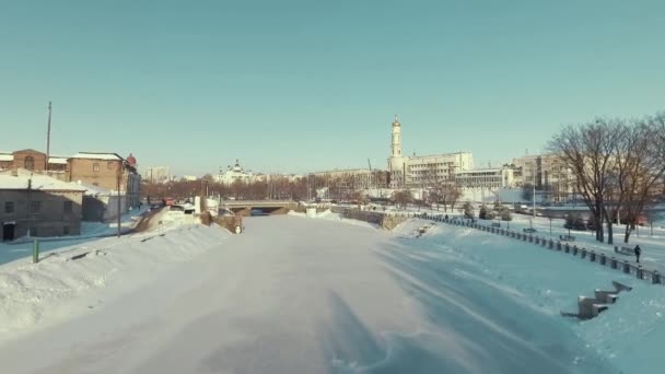 Kharkiv, Ukrajna. Légi Lopany folyó borítja jég — Stock videók
