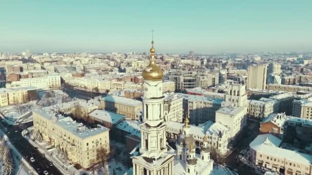 Kharkiv, Ukrayna - 13 Aralık 2016: Hava kentsel peyzaj karla, kilise Uspenkii Sobor kaplı — Stok video