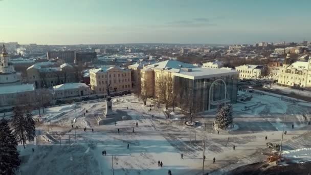 Charkiv, Ukraina - 13 Dec 2016: Antenn av Constitution Square, historiemuseum täckt med snö — Stockvideo