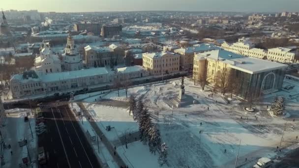 Kharkiv, Ukraina - 13 Desember 2016: Aerial of Constitution Square, Museum Sejarah diselimuti salju — Stok Video