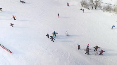 ellerinde ekipmanlarıyla karlı yamaç yürürken snowboard Grubu'nun hava