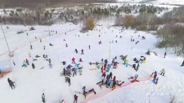 Aérea de snowboarders, esquiadores y ciclistas de montaña que descansan en la cima de la pendiente — Vídeos de Stock