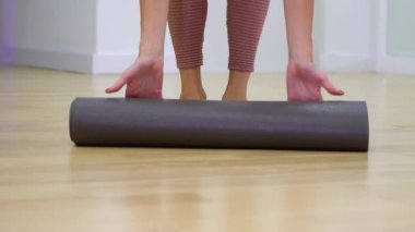 mat geliştirmiştir ve üzerine ağır çekimde adım genç kadın ayak görüntüleyin. Spor, eğlence, sağlık kavramı