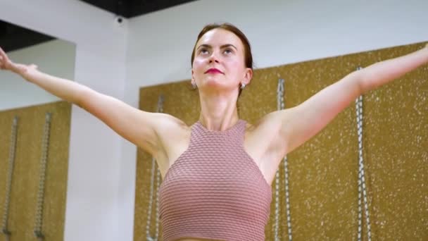 Junge Frau macht Übungen in Turnhalle in Zeitlupe — Stockvideo