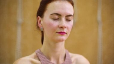 Genç kadın fitness sınıfı yoga pratik meditasyon