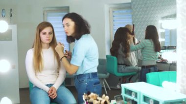 kırmızı saç modeli kız güzellik salonu için profesyonel makyaj makyaj sanatçısı ayna yansıması
