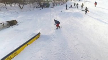 Benim üzerime snowboard yapmak eziyet hüner Ray arasında diğer snowboard karlı yamaç üzerinde hava