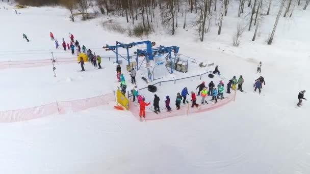 Letecký lyžaře a snowboardisty čeká na lyžařský vlek lítají — Stock video