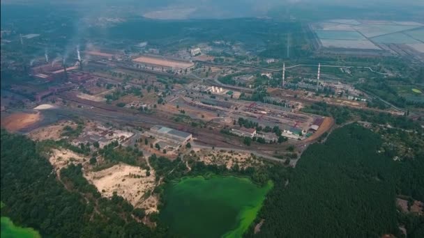 Vista Aérea Poluição Água Com Algas Verdes Perto Zona Industrial — Vídeo de Stock