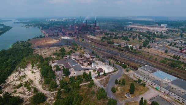 Vista aérea da zona industrial e do parque tecnológico perto do rio — Vídeo de Stock