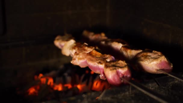 Närbild av hälften kokta kött rostning på spett i traditionella trä eldas ugnen — Stockvideo