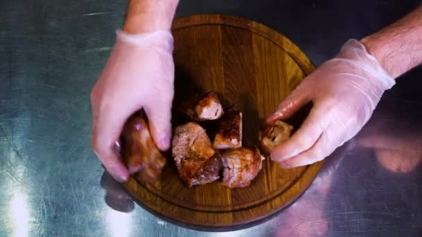 Primo piano delle mani mettere carne arrosto, tortillas, salsa, cipolla tritata sul tagliere di legno — Video Stock