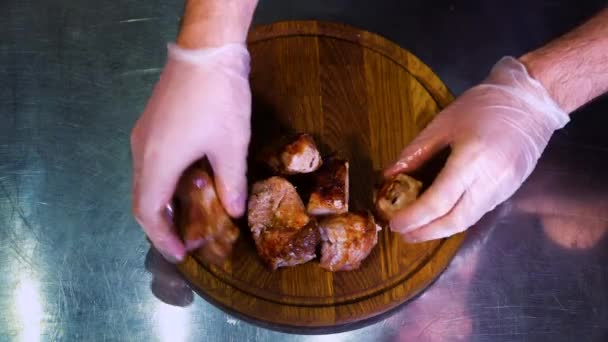 Detailní záběr rukou dát pečené maso, tortilly, omáčkou, nakrájenou cibuli na dřevěném prkénku