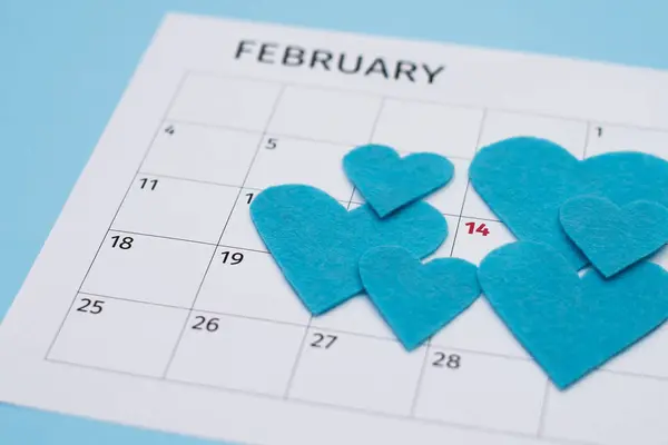 Sevgililer günü kopya alanı pastel mavi zemin üzerine mavi keçe kalp için Takvim