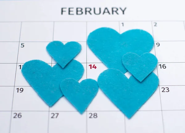 Календарь на день святого Валентина с акцентом на 14 с голубыми войлочными сердцами вид сверху — стоковое фото