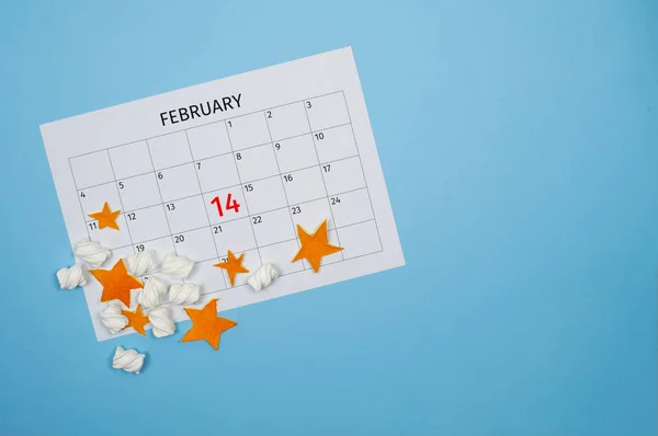 Calendario febbraio con marshmallow e bucce d'arancia a forma di stella su sfondo blu con spazio libero — Foto Stock