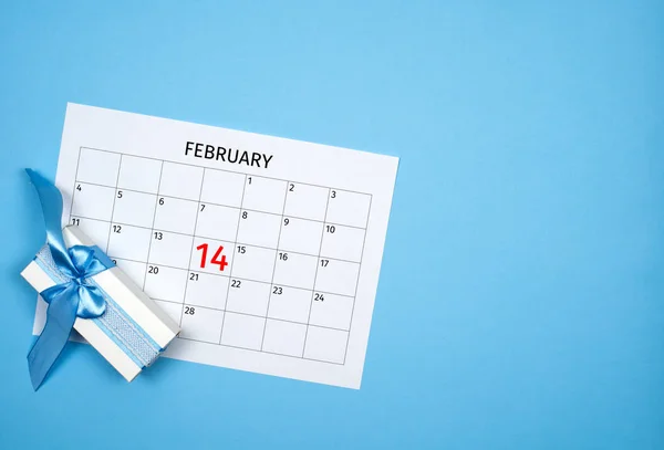 Calendario di San Valentino con scatola regalo su sfondo blu con spazio libero e spazio copia — Foto Stock