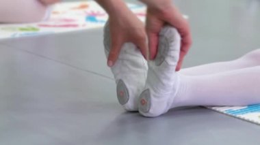 öğretmen küçük balerin uzanan eller ayaklar bale dans okulu Beyaz Ayakkabı