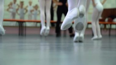 closeup bacaklar beyaz Ayakkabı klasik bale stüdyosu pratik küçük balerinler grubunun