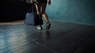 Ağır çekim spor çanta ve eğitim için hazırlık ile girerek genç kadın bacakları uygun