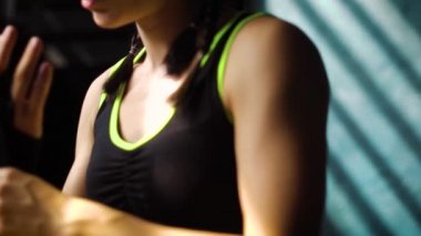 Closeup kaydırma kadın kaydırma el boks eğitimi ağır çekim için hazırlanıyor sargı bandı ile uygun