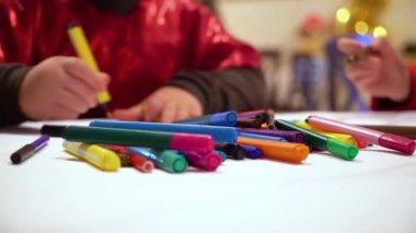 kilolu çocuk eller renkli işaretleyicileri odaklı kağıt üzerine çizim