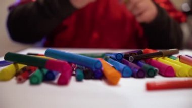 ağır çekimde renkli işaretleyicileri odaklı kağıt üzerine çizim closeup çocuklar